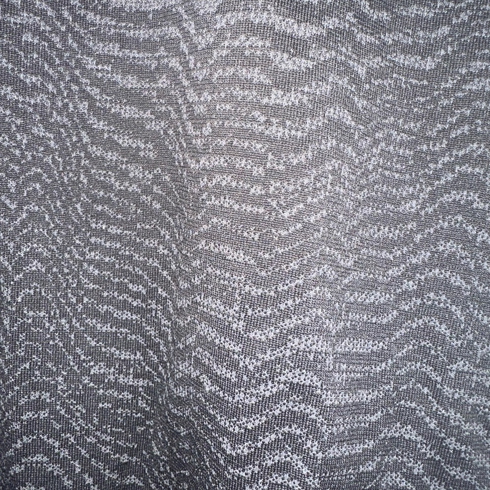 Lululemon cropped t shirt size 4 - Picture 2 of 3